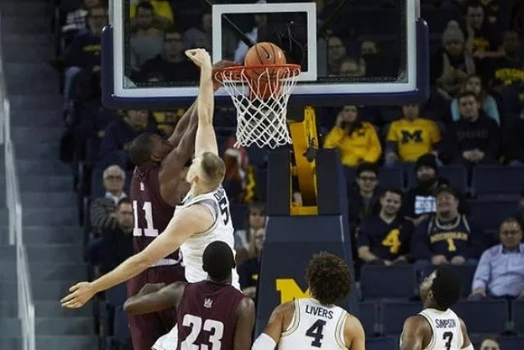 Jon Teske (15), Isaiah Livers (4), and Zavier Simpson (3)