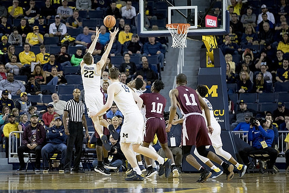 Duncan Robinson (22), Jon Teske (15), and Eli Brooks (55)