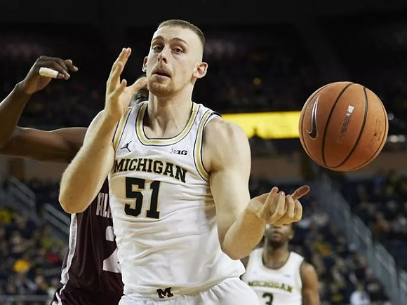 Austin Davis (51) and Zavier Simpson (3)
