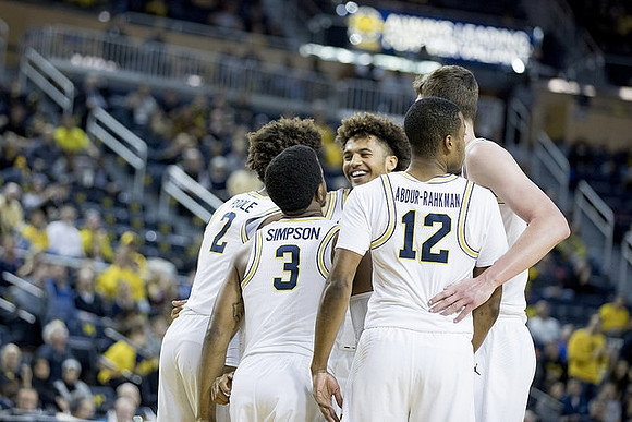 Jordan Poole (2), Zavier Simpson (3), Muhammad-Ali Abdur-Rahkman (12), Isaiah Livers (4), and Jon Teske (15)