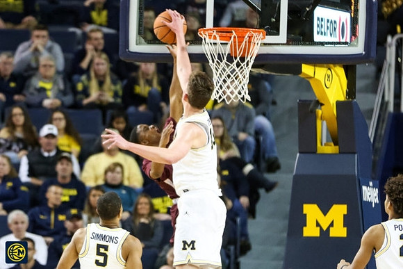 Jaaron Simmons (5), Jon Teske (15), and Jordan Poole (2)