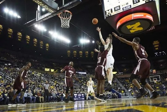 Jon Teske (15) and Duncan Robinson (22)