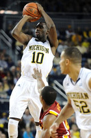 Tim Hardaway Jr. (10) and Jordan Morgan (52)