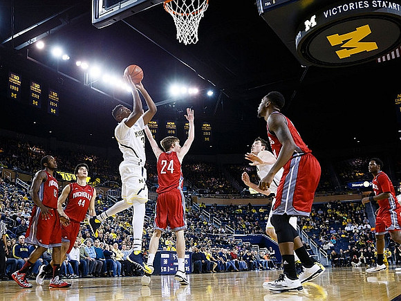 Kameron Chatman (3) and Ricky Doyle (32)