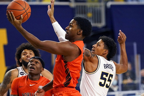 Isaiah Livers (2) and Eli Brooks (55)