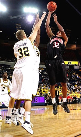 Zack Gibson (32) and Manny Harris (3)