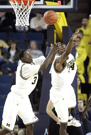 Manny Harris (3) and DeShawn Sims (34)