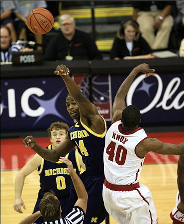 Zack Novak (0) and DeShawn Sims (34)