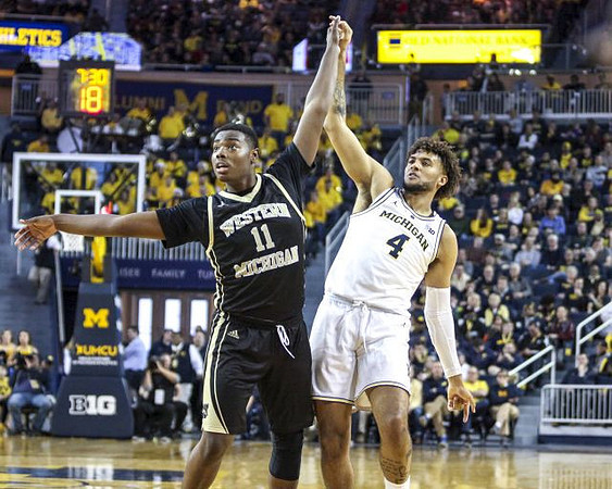 Isaiah Livers (4)
