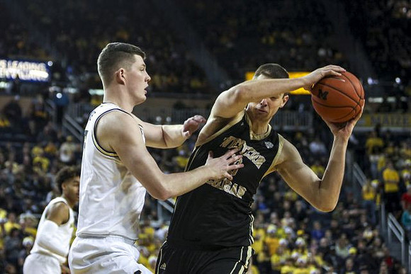 Jon Teske (15) and Jordan Poole (2)