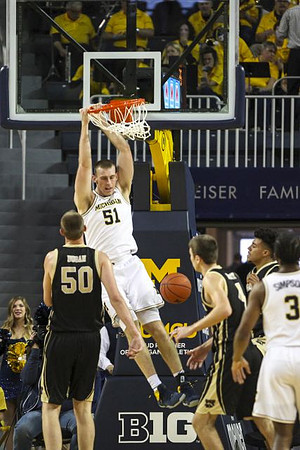 Austin Davis (51) and Zavier Simpson (3)