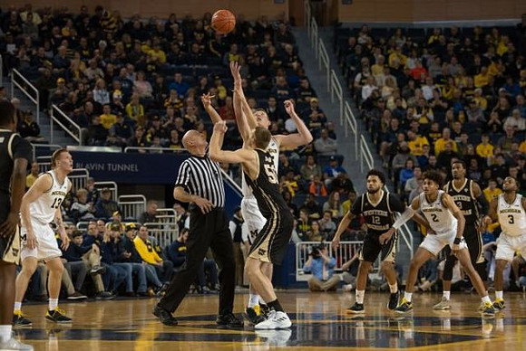 Ignas Brazdeikis (13), Jon Teske (15), Jordan Poole (2), and Zavier Simpson (3)