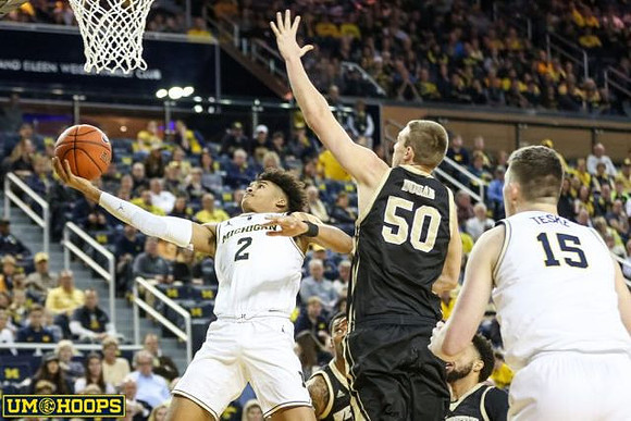Jordan Poole (2) and Jon Teske (15)