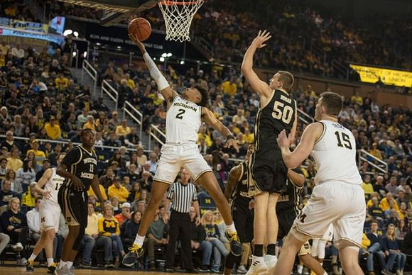 Ignas Brazdeikis (13), Jordan Poole (2), and Jon Teske (15)