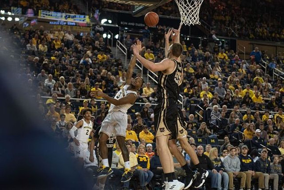 Jordan Poole (2) and Zavier Simpson (3)