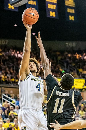 Isaiah Livers (4)