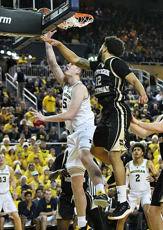 Jon Teske (15) and Ignas Brazdeikis (13)