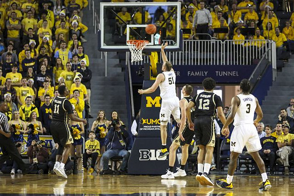 Austin Davis (51) and Zavier Simpson (3)