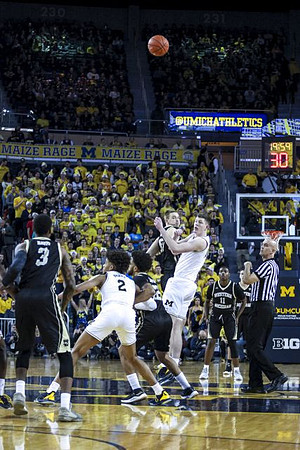 Jordan Poole (2) and Jon Teske (15)