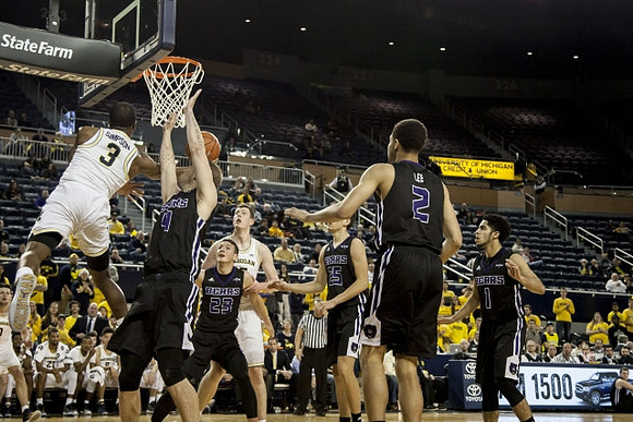 Xavier Simpson (3) and Jon Teske (15)