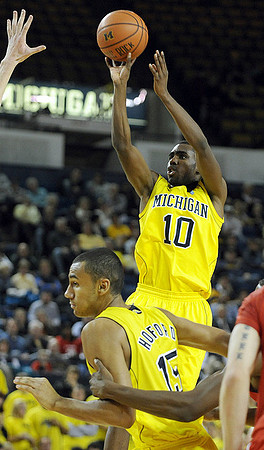 Tim Hardaway Jr. (10) and Jon Horford (15)