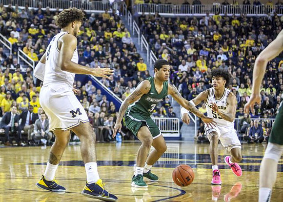 Isaiah Livers (4) and Eli Brooks (55)
