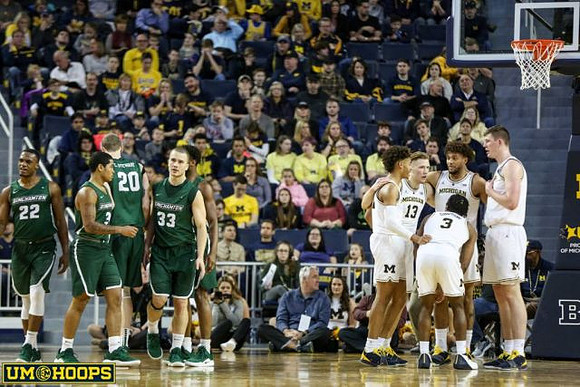 Jordan Poole (2), Ignas Brazdeikis (13), Zavier Simpson (3), Isaiah Livers (4), and Jon Teske (15)
