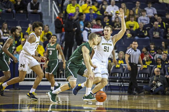 Jordan Poole (2) and Austin Davis (51)