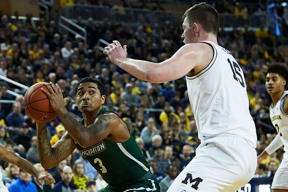 Jon Teske (15) and Jordan Poole (2)