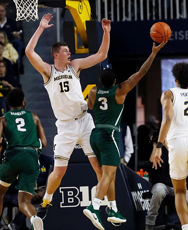 Jon Teske (15) and Jordan Poole (2)
