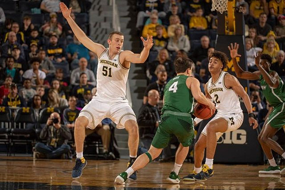 Austin Davis (51) and Jordan Poole (2)