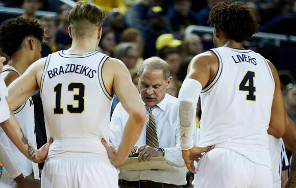 Jordan Poole (2), Ignas Brazdeikis (13), John Beilein, and Isaiah Livers (4)