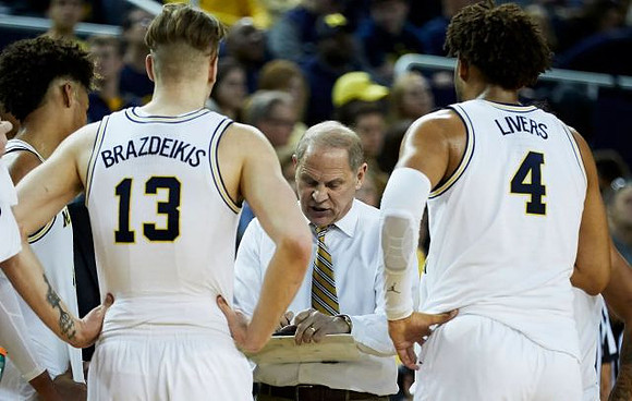 Jordan Poole (2), Ignas Brazdeikis (13), John Beilein, and Isaiah Livers (4)