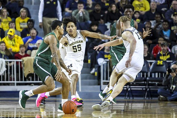 Eli Brooks (55) and Ignas Brazdeikis (13)