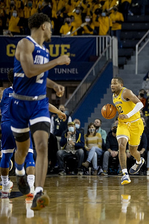 DeVante' Jones (12)