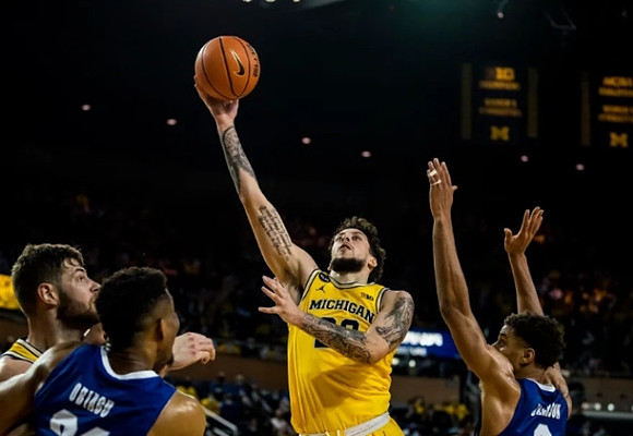 Hunter Dickinson (1) and Brandon Johns Jr. (23)