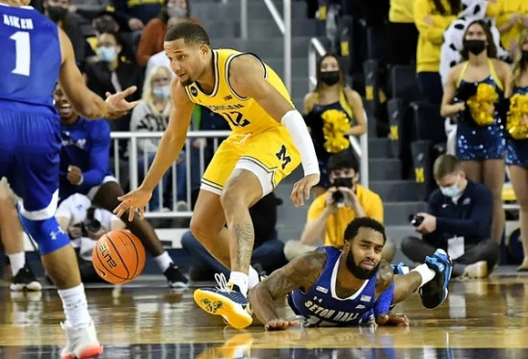 DeVante' Jones (12)