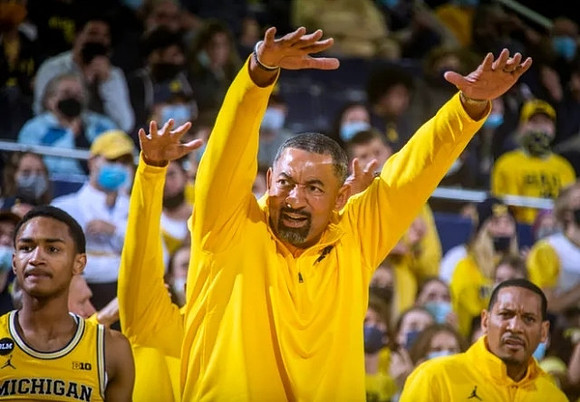 Kobe Bufkin (2), Juwan Howard, and Howard Eisley