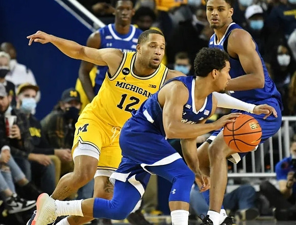 DeVante' Jones (12)