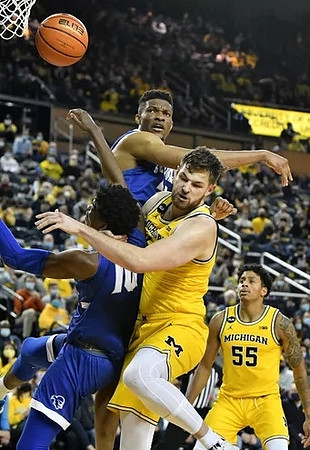 Hunter Dickinson (1) and Eli Brooks (55)