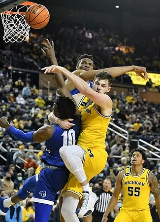 Hunter Dickinson (1) and Eli Brooks (55)