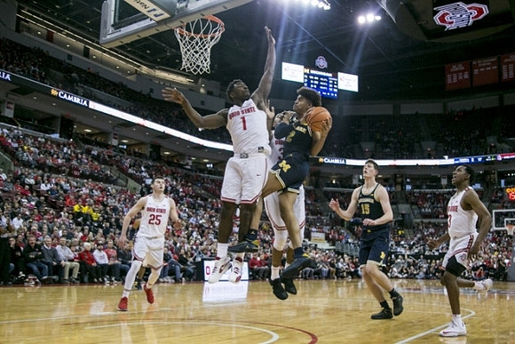 Jordan Poole (2) and Jon Teske (15)