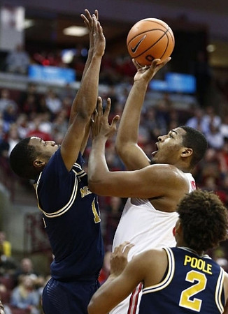 Muhammad-Ali Abdur-Rahkman (12) and Jordan Poole (2)