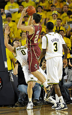 Zack Novak (0) and Manny Harris (3)