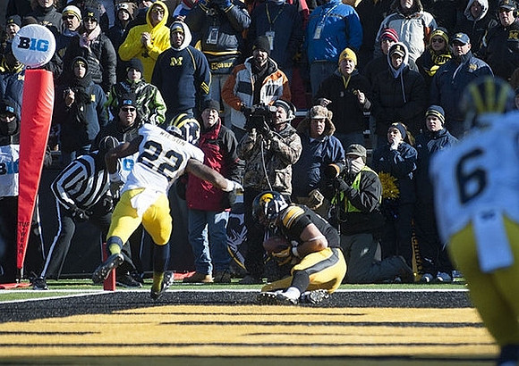 Jarrod Wilson (22) and Raymon Taylor (6)