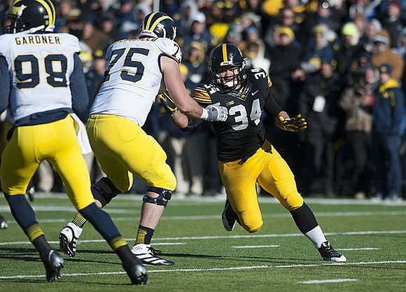 Devin Gardner (98) and Michael Schofield (75)