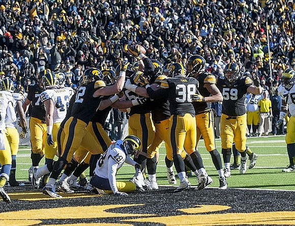 Ben Gedeon (42), Blake Countess (18), and Quinton Washington (76)