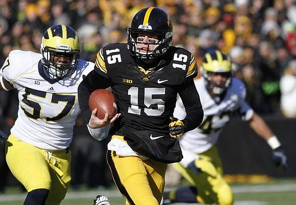 Frank Clark (57) and Chris Wormley (43)