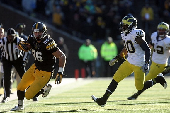 Thomas Gordon (30) and Ben Gedeon (42)