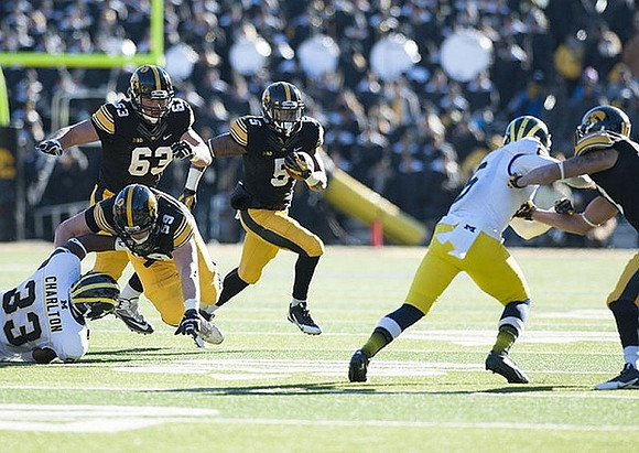 Taco Charlton (33) and Raymon Taylor (6)